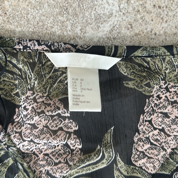 4/$20 H&M Black Pineapple semi sheer Smocked Long-sleeve Top Size 2 XS - Picture 4 of 6